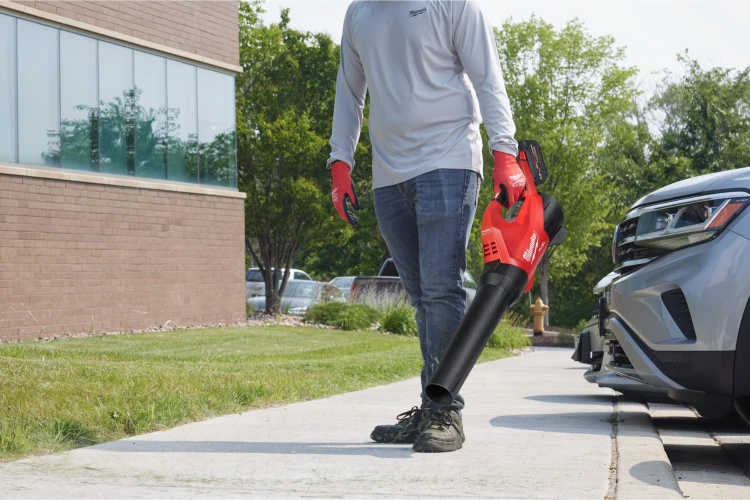 Akumulatorowa dmuchawa ogrodowa Milwaukee M18 FBLG3 podczas usuwania mokrych liści