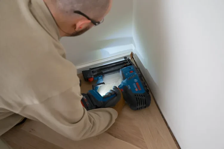 Mocowanie listew wykończeniowych bezszczotkową gwoździarką akumulatorową Bosch GNH 18V-50 M