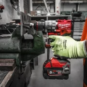 Oryginalny akumulator Milwaukee M18 B5 zamontowany w elektronarzędziu M18 FUEL