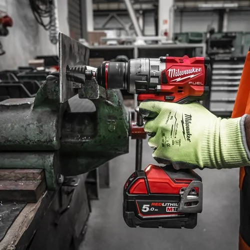 Oryginalny akumulator Milwaukee M18 B5 zamontowany w elektronarzędziu M18 FUEL