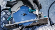 Tarcza Bosch Expert for Aluminium zamontowana w ręcznej pilarce tarczowej podczas cięcia profilu aluminiowego