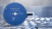 Tarcza tnąca Bosch Expert for Aluminium pod kątem, widoczne szczeliny dylatacyjne redukujące drgania