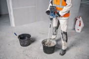 Mieszanie zaprawy klejowej mieszarką akumulatorową Bosch GRW 18V-120 solo