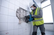 Antywibracyjna rękojeść Vibration Control i system KickBack Control młota Bosch 18V