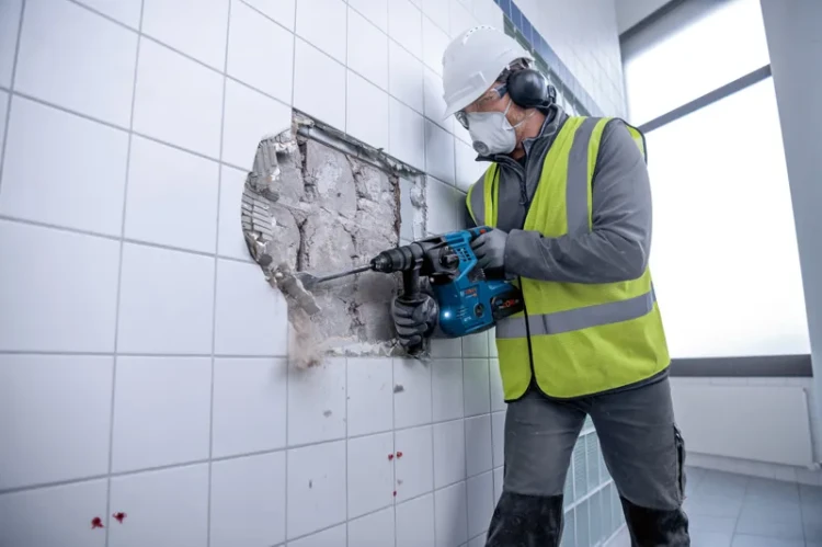 Antywibracyjna rękojeść Vibration Control i system KickBack Control młota Bosch 18V