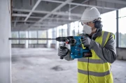 Wiercenie z udarem w zbrojonym betonie młotowiertarką akumulatorową Bosch GBH 18V-28 CF