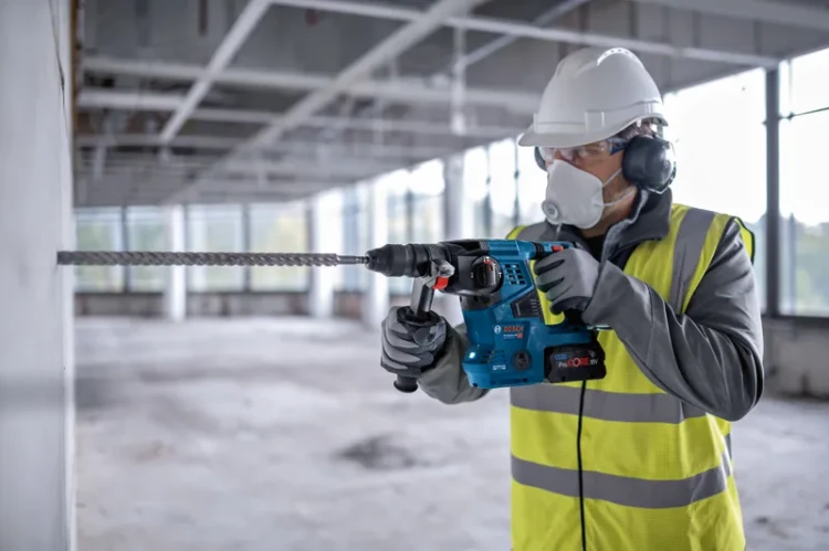 Wiercenie z udarem w zbrojonym betonie młotowiertarką akumulatorową Bosch GBH 18V-28 CF