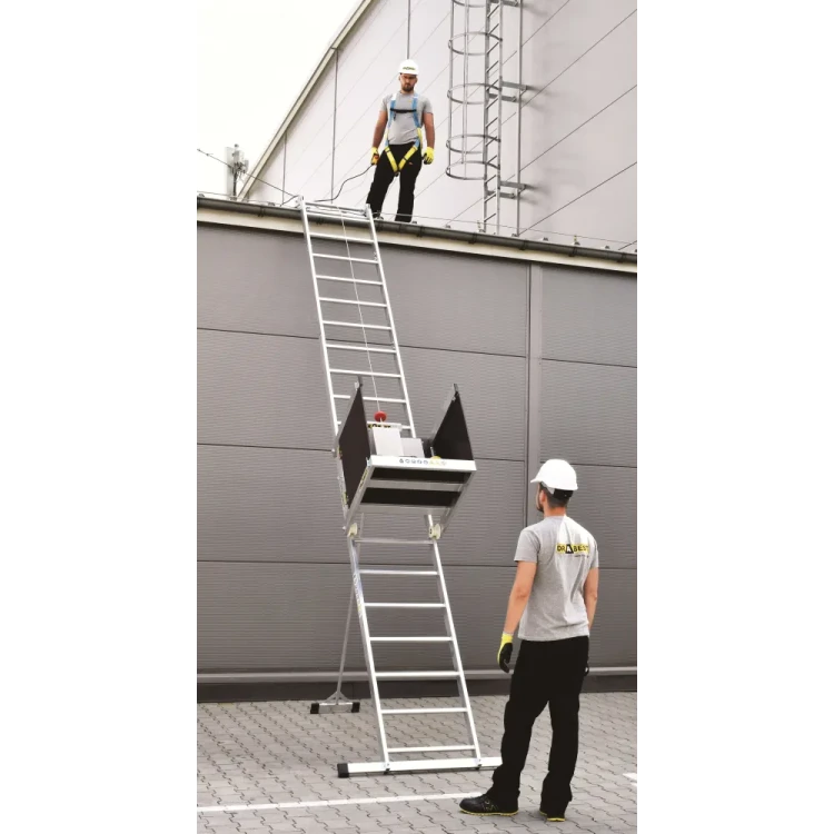 Wciąganie materiałów budowlanych na dach skośny za pomocą windy drabinowej DRABEST
