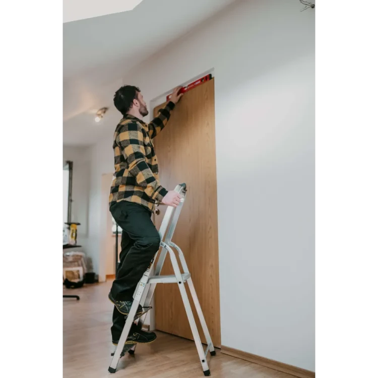 Złożona płaska drabina aluminiowa DRABEST o grubości 12 cm ułatwiająca przechowywanie