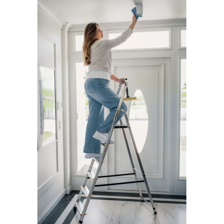Płaska drabina aluminiowa DRABEST HOME 6 stopni o wadze 4,2 kg złożona do przechowywania