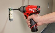 Precyzyjny montaż gniazdka elektrycznego w puszce instalacyjnej za pomocą kompaktowej zakrętarki Milwaukee M12 CD