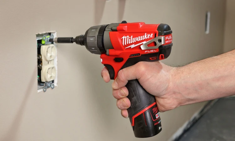Precyzyjny montaż gniazdka elektrycznego w puszce instalacyjnej za pomocą kompaktowej zakrętarki Milwaukee M12 CD