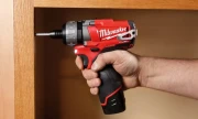 Skręcanie elementów drewnianego blatu ze stelażem biurka dwubiegową zakrętarką akumulatorową Milwaukee M12 CD-0