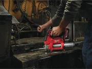 Precyzyjne smarowanie smarownicą Milwaukee M12 GG