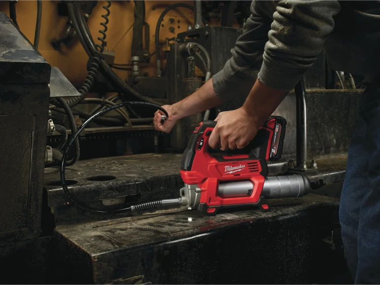 Precyzyjne smarowanie smarownicą Milwaukee M12 GG