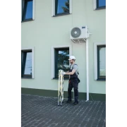 Górny podest roboczy z zawiasami i pasami zabezpieczającymi rozstaw drabiny Drabest PRO 6 stopni