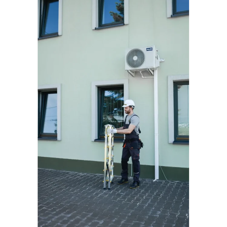Górny podest roboczy z zawiasami i pasami zabezpieczającymi rozstaw drabiny Drabest PRO 6 stopni