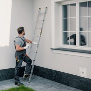 Antypoślizgowe stopki z tworzywa w podstawie drabiny przystawnej Drabest PRO 9 szczebli