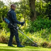 Wykaszanie gęstych traw to sama przyjemność akumulatorową kosą Bosch GFR 18V-25 BH