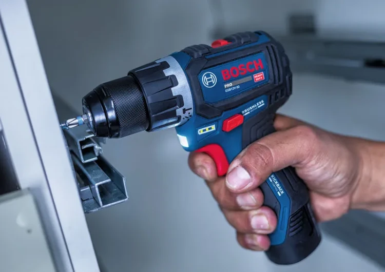 Uchwyt w kształcie litery T z powłoką Softgrip w wkrętarce Bosch GSB 12V-32