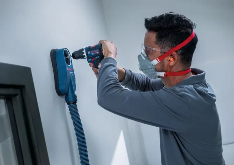 Wiercenie udarowe w murze kompaktową wkrętarką akumulatorową BOSCH GSB 12V-32