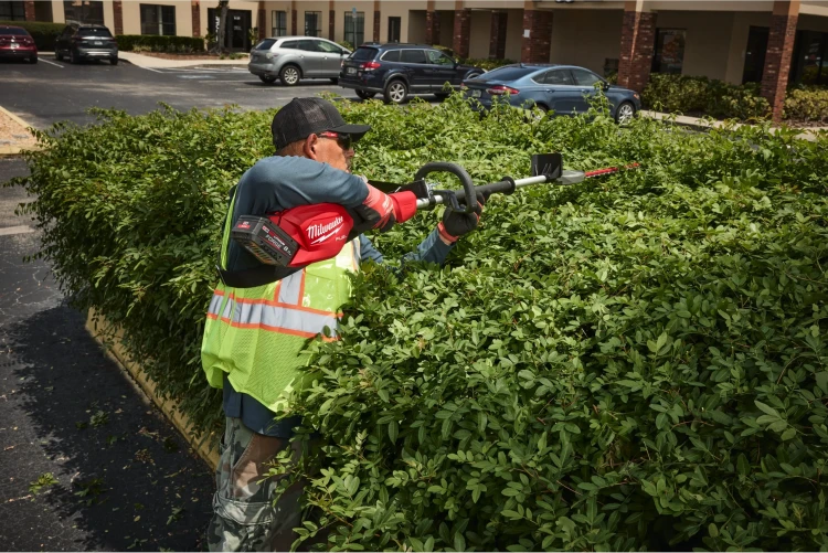 Ergonomiczny uchwyt sterujący i konstrukcja krótkiego wysięgnika nożyc Milwaukee M18 FHETSP