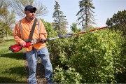 Wygodne przycinanie szerokiego krzewu z ziemi krótkimi nożycami na wysięgniku MILWAUKEE M18 FHETSP