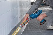 Mocny tłok o sile nacisku 3,5 kN z systemem zapobiegania kapaniu Bosch GCG 18V-310