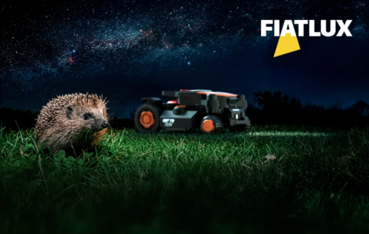 Reflektory nocne FiatLux light w robocie koszącym WORX chroniące jeże po zmroku