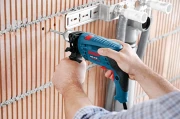 Wiercenie udarowe w ścianie z cegły wiertarką sieciową Bosch GSB 13 RE Professional