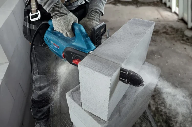 Ergonomiczny uchwyt i symetryczna konstrukcja piły łańcuchowej Bosch GAC 250