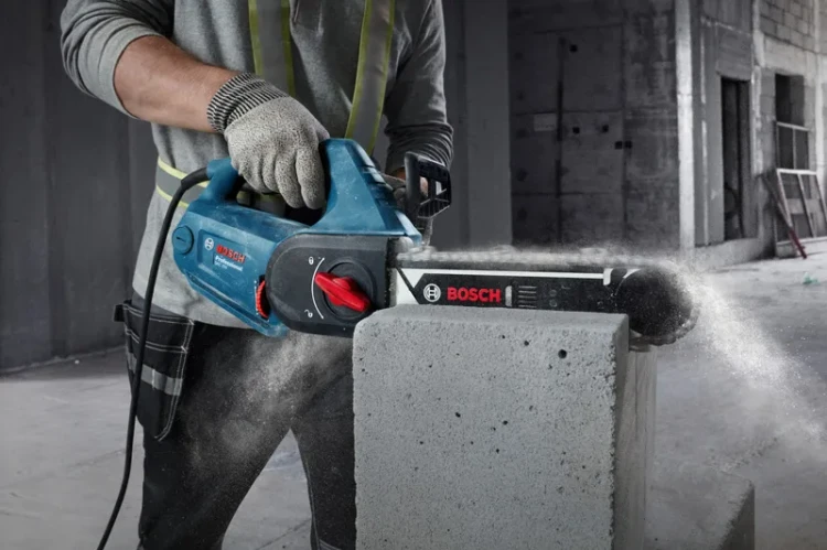 Precyzyjne cięcie bloczków z betonu komórkowego AAC piłą Bosch GAC 250 Professional