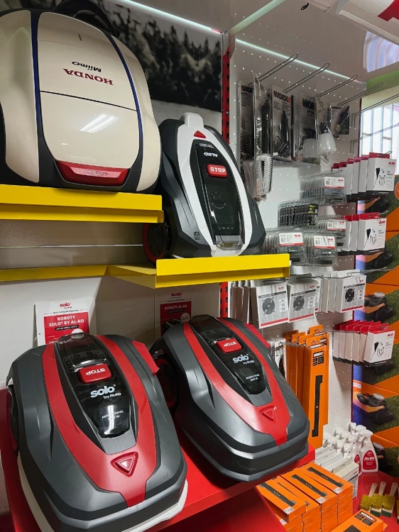 Widok boczny robota koszącego AL-KO Robolinho Vision 500 na ekspozycji sklepowej