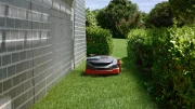 Robot koszący Segway Navimow X315E podczas systematycznego koszenia trawnika w pasy równoległe