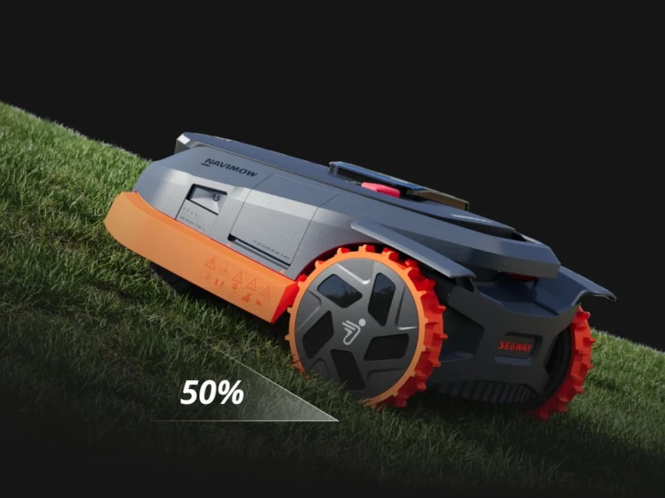 Robot koszący Segway Navimow X315E z napędem TCS pokonujący strome zbocze trawnika do 50 procent