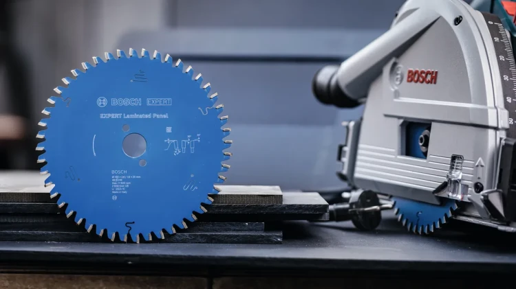 Precyzyjne cięcie paneli elewacyjnych HPL i płyt Trespa pilarką z tarczą Bosch EXPERT 210 mm