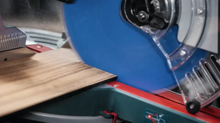 Cięcie paneli HPL i płyt Trespa na ukośnicy tarczą Bosch EXPERT High Pressure Laminate 216 mm