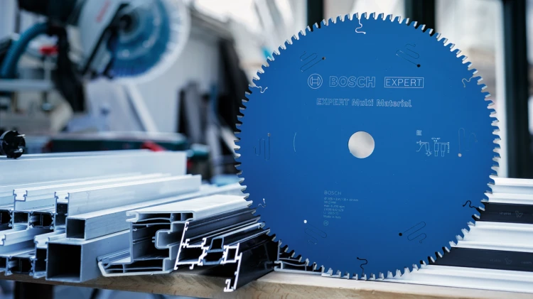 Precyzyjne cięcie profili aluminiowych i tworzyw sztucznych na ukośnicy tarczą Bosch EXPERT 300 mm