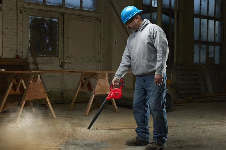Czyszczenie stanowiska pracy i maszyn stolarskich dmuchawą Milwaukee M18 BBL