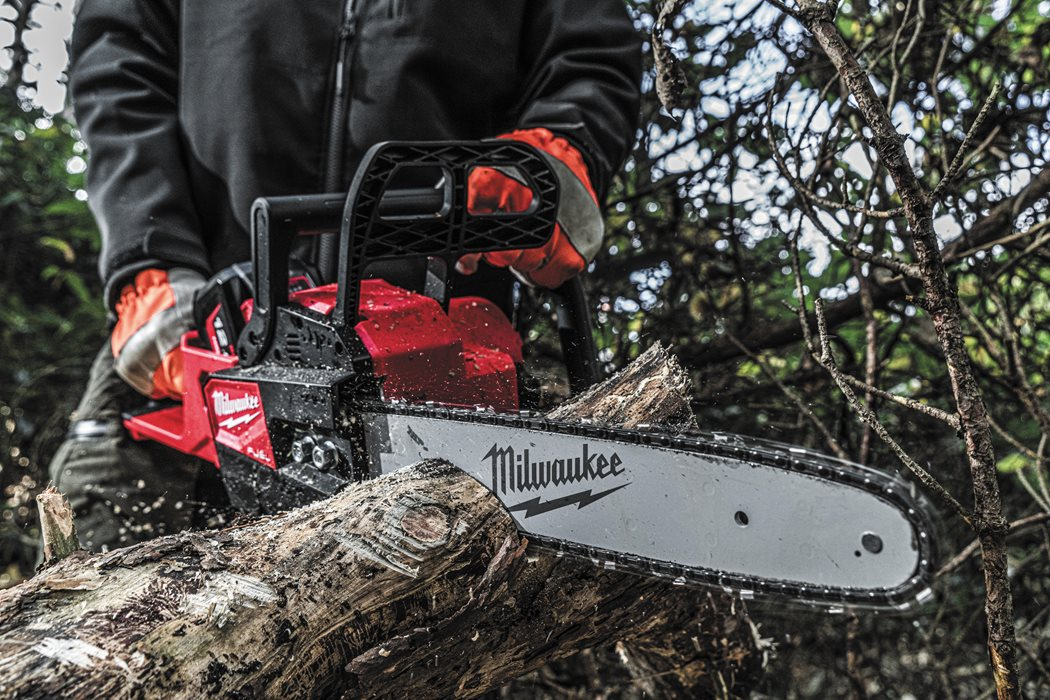 Pilarka milwaukee w akcji