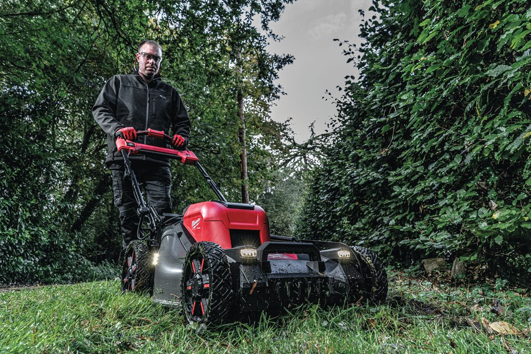 Kosiarka aku w akcji