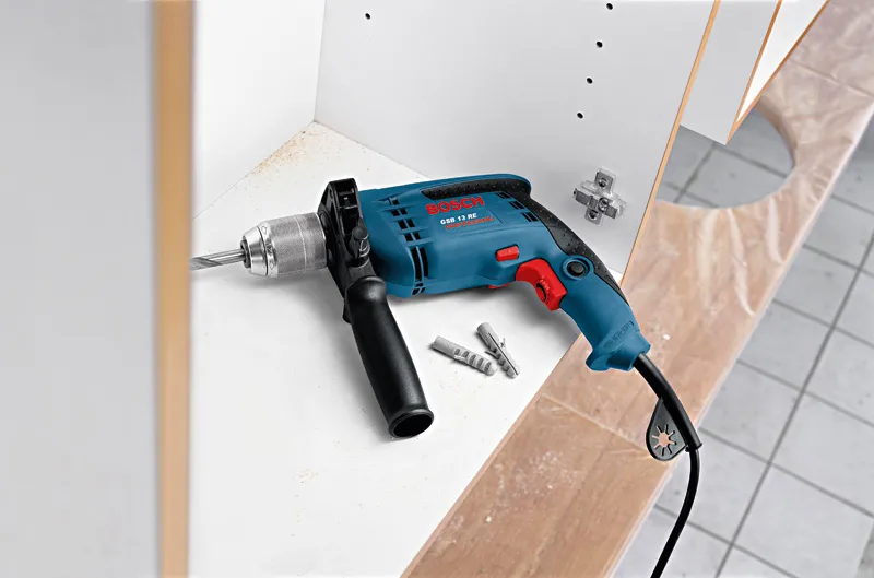 Wiercenie wiertarką udarową Bosch GSB 13 RE w murze i betonie