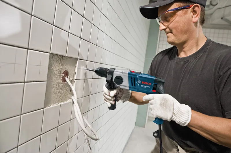 Wiercenie wiertarką udarową Bosch GSB 18-2 RE w betonie i murze
