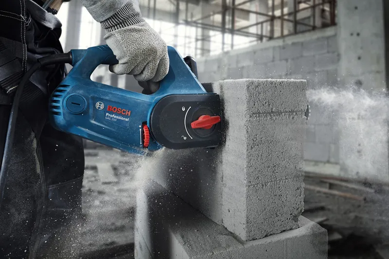 Praca piłą łańcuchową Bosch GAC 250 przy cięciu bloczków z betonu komórkowego