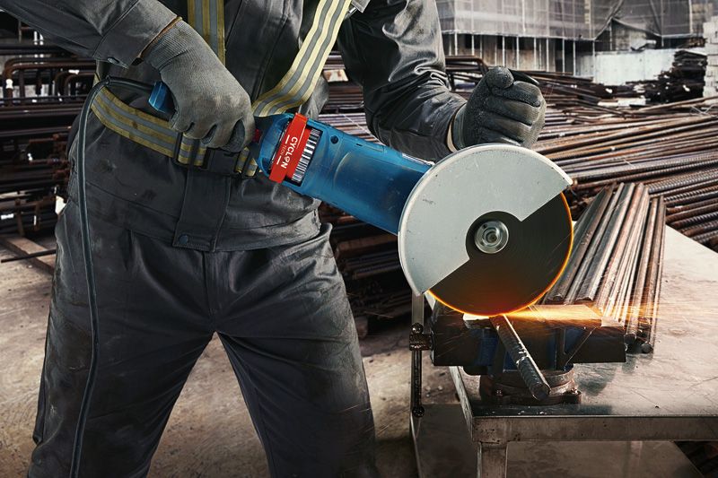 Zastosowanie szlifierki Bosch GWS 24-230 JZ do cięcia stali i betonu